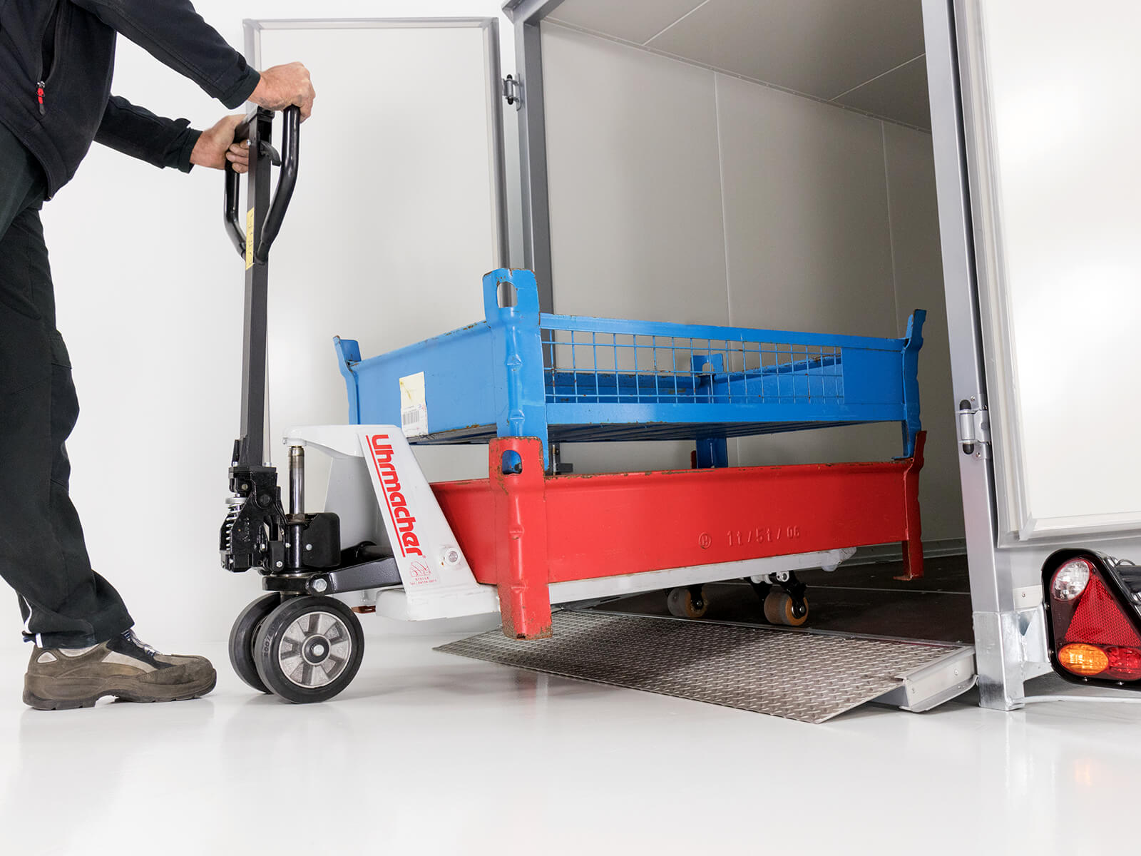 Vezeko Koffer-Absenkanhänger 157x268cm Höhe: 164cm 1,5t | Schwarz-Neu – Bild 2