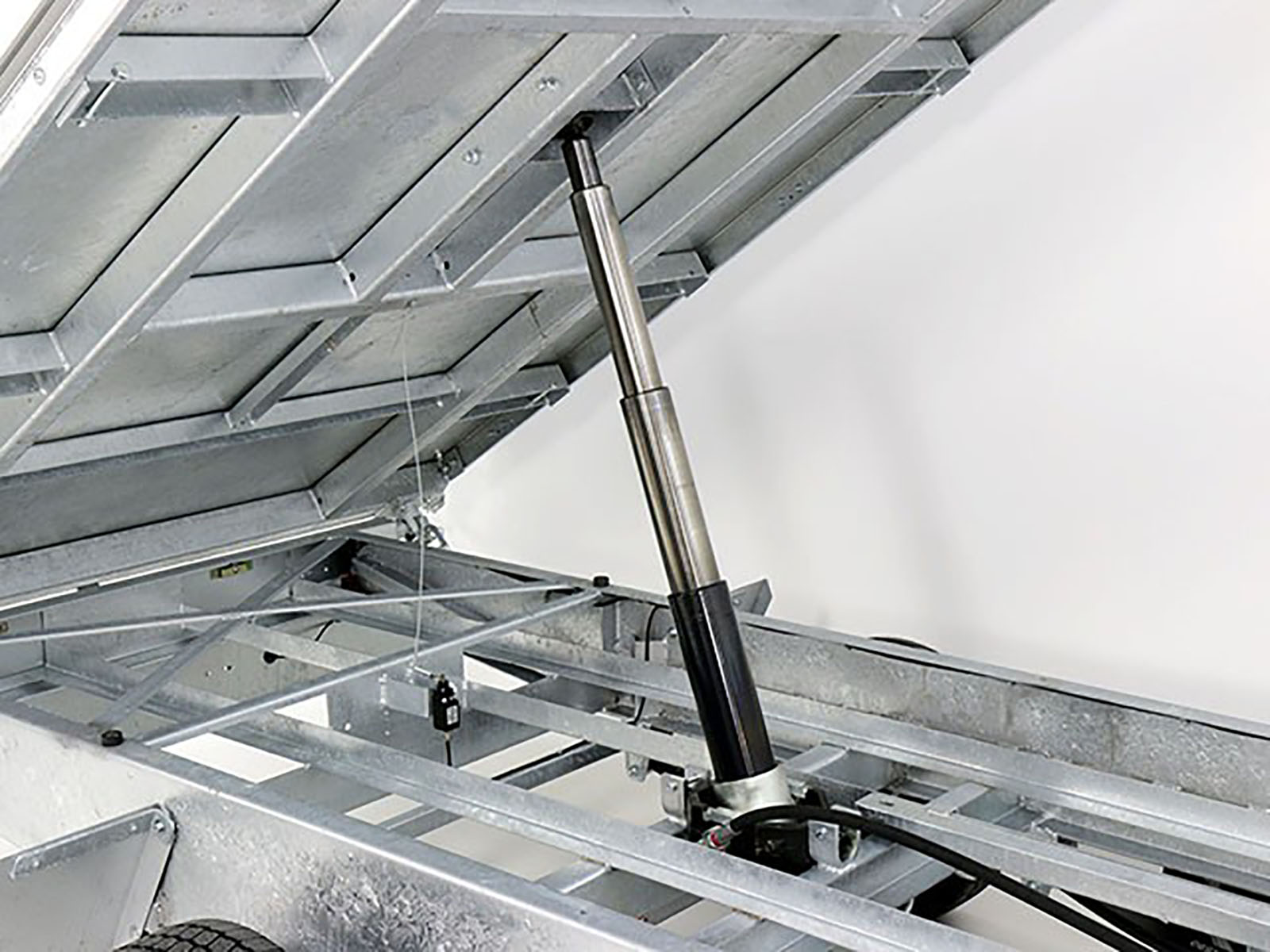 Variant Dreiseitenkipper 168×320 3,5t | Blattfedern | E-Pumpe | Rampenschacht-Neu – Bild 6