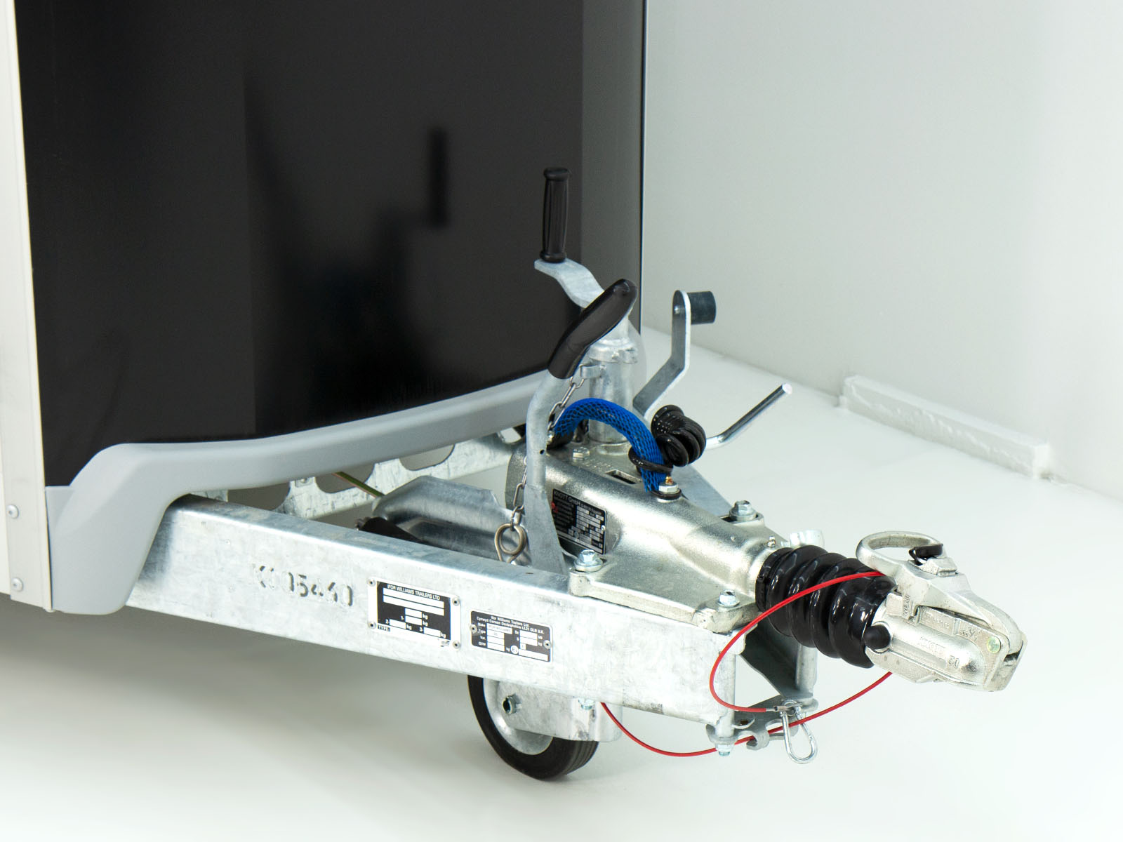 Ifor Williams Pferdeanhänger HBX 511 | Sattelkammer | Neues Modell | Schwarz-Neu – Bild 4