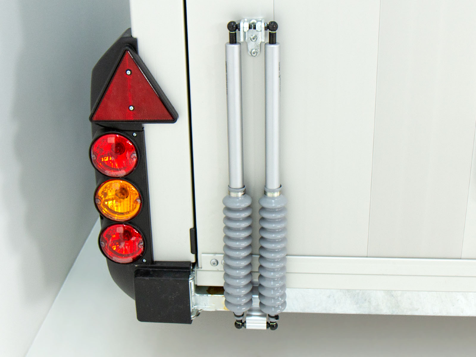 Ifor Williams Pferdeanhänger HBX 511 | Sattelkammer | Neues Modell | Schwarz-Neu – Bild 2