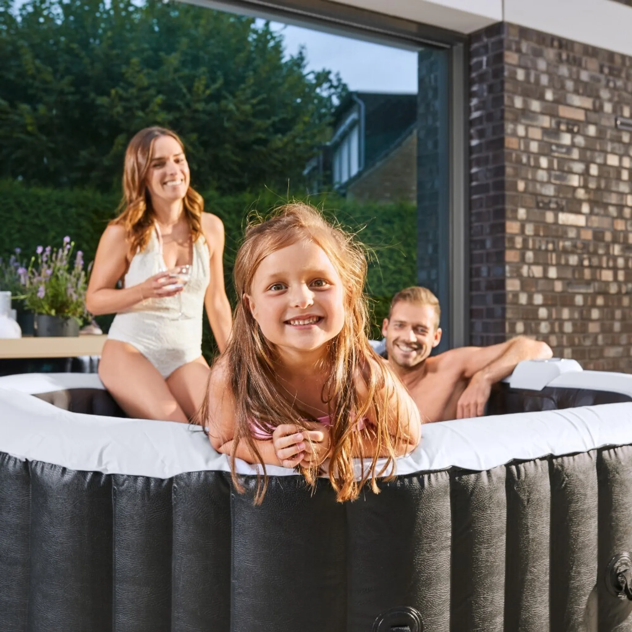 HOME DELUXE - Outdoor Whirlpool - Drop + Kissen, Getränkehalter und Sonnendach - Farbe: Schwarz, ⌀ 185 cm, 130 Luftdüsen - inkl. Abdeckung, Reparaturset, Filterset I Außen Whirlpool Spa für 6 Personen – Bild 3