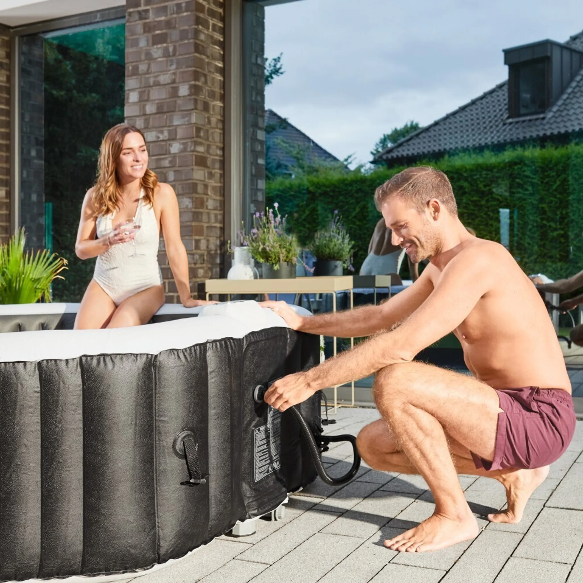 HOME DELUXE - Outdoor Whirlpool - Drop + Kissen, Getränkehalter und Sonnendach - Farbe: Schwarz, ⌀ 185 cm, 130 Luftdüsen - inkl. Abdeckung, Reparaturset, Filterset I Außen Whirlpool Spa für 6 Personen – Bild 4