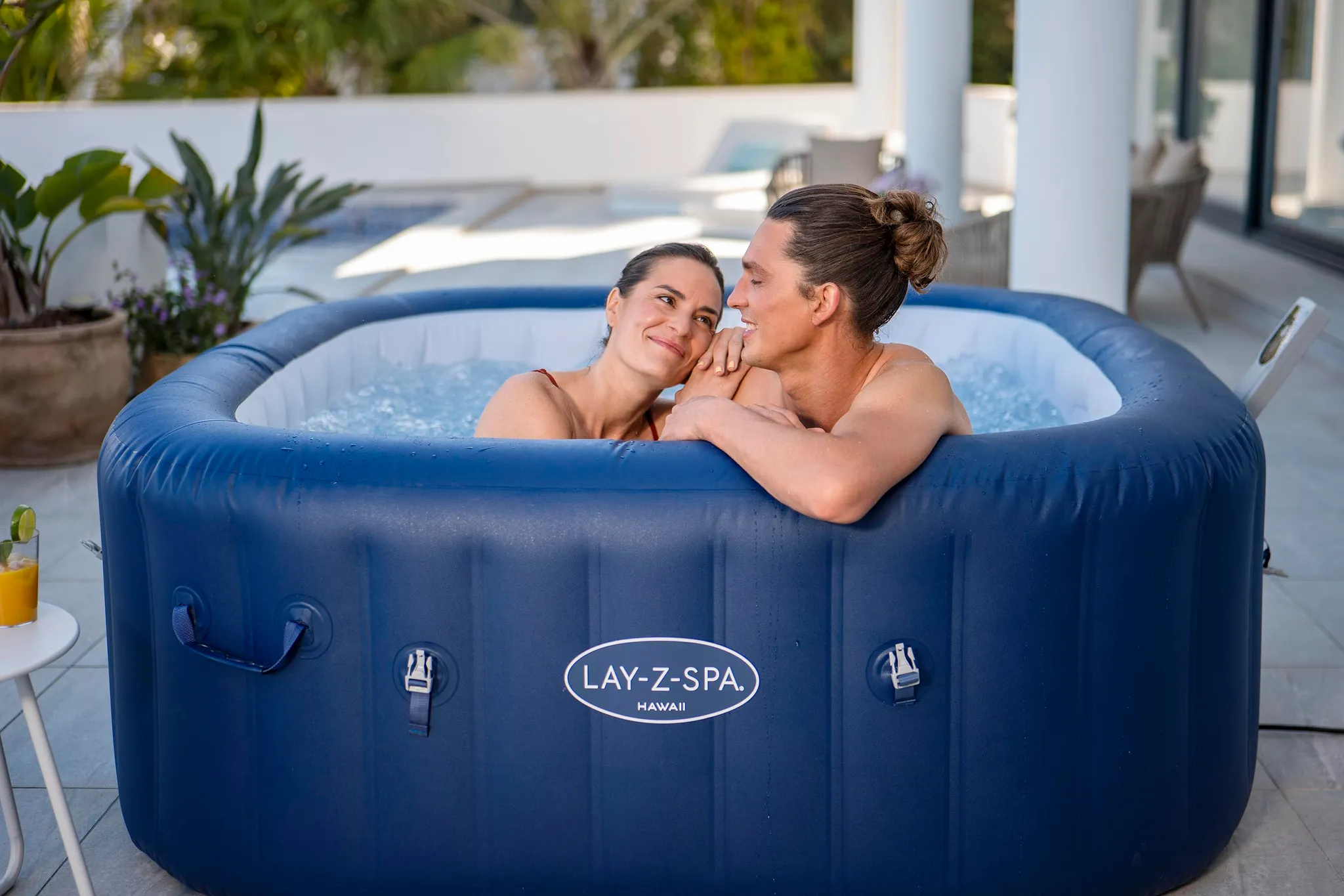 Bestway® LAY-Z-SPA® Energiespar-Whirlpool Hawaii AirJet™ mit App-Steuerung + integrierter UltraFit™ -Pumpeneinheit, für 6 Personen 180 x 180 x 71 cm, Kobaltblau – Bild 6