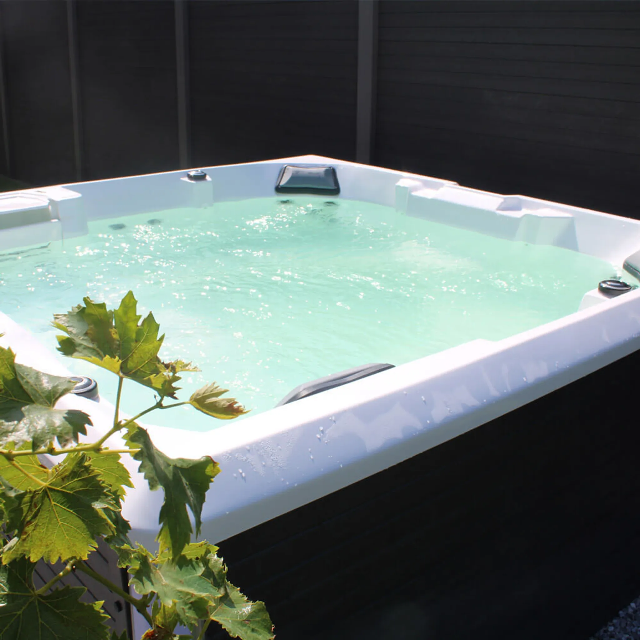 HOME DELUXE - Outdoor Whirlpool - STREAM BIG PLUS Treppe und Thermoabdeckung - Maße: 208 x 208 x 88 cm - Inkl. Heizung, 34 Massagedüsen und 4 äußeren Lichtquellen I Außen Whirlpool Spa für 5 Personen – Bild 6