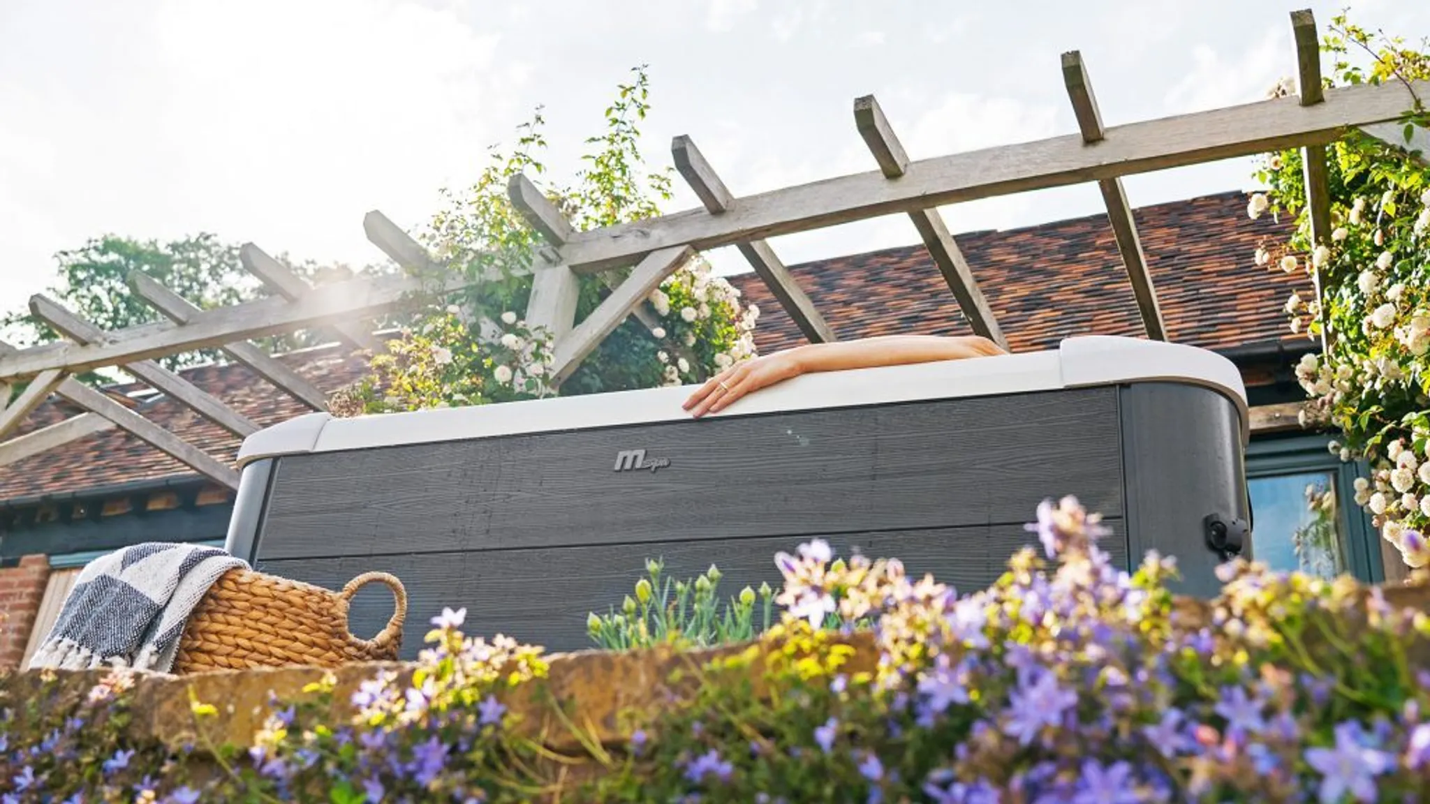 MSpa Whirlpool OSLO PLUS XXL größeres Modell 2026 inkl. LED, WiFi, UVC & OZON - 140 Luftdüsen // 8 Hydromassagedüsen - 180 x 180 x 65 cm - NEU – Bild 5