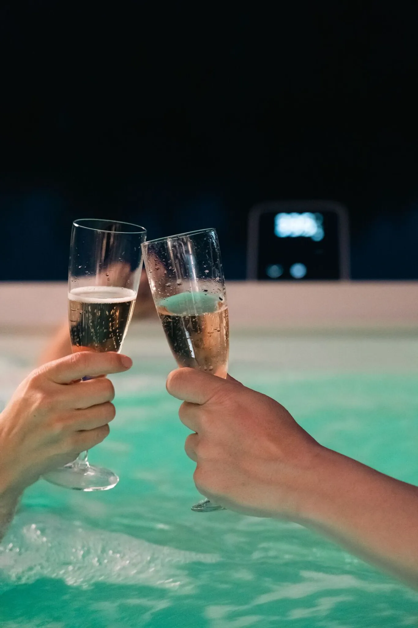 MSpa Whirlpool OSLO PLUS XXL größeres Modell 2026 inkl. LED, WiFi, UVC & OZON - 140 Luftdüsen // 8 Hydromassagedüsen - 180 x 180 x 65 cm - NEU – Bild 8