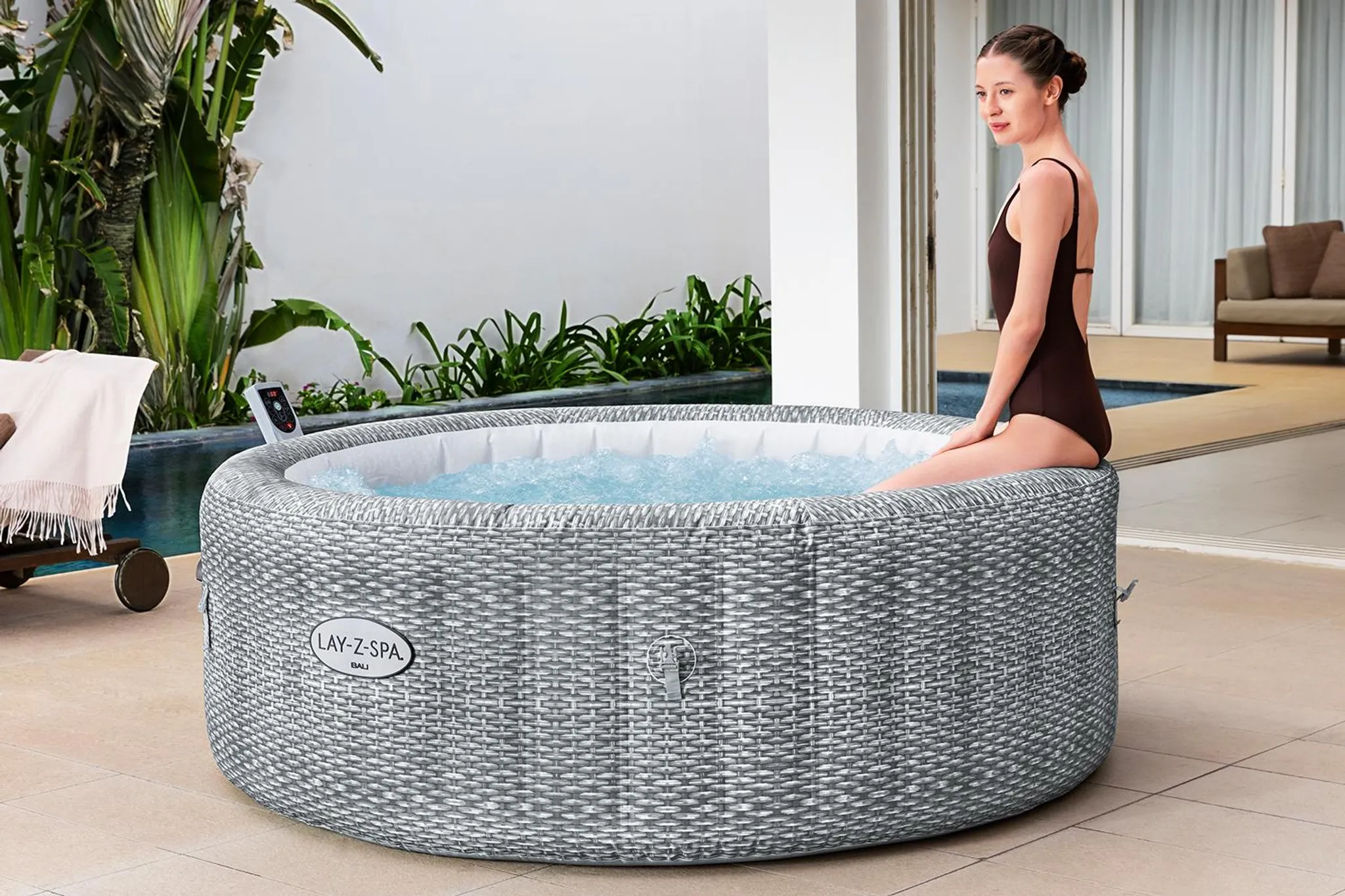Bestway® LAY-Z-SPA® Energiespar-Whirlpool Bali AirJet™ mit App-Steuerung + integrierter UltraFit™ -Pumpeneinheit, für 6 Personen Ø 196 x 71 cm, Rattan-Optik (Lichtgrau) – Bild 8