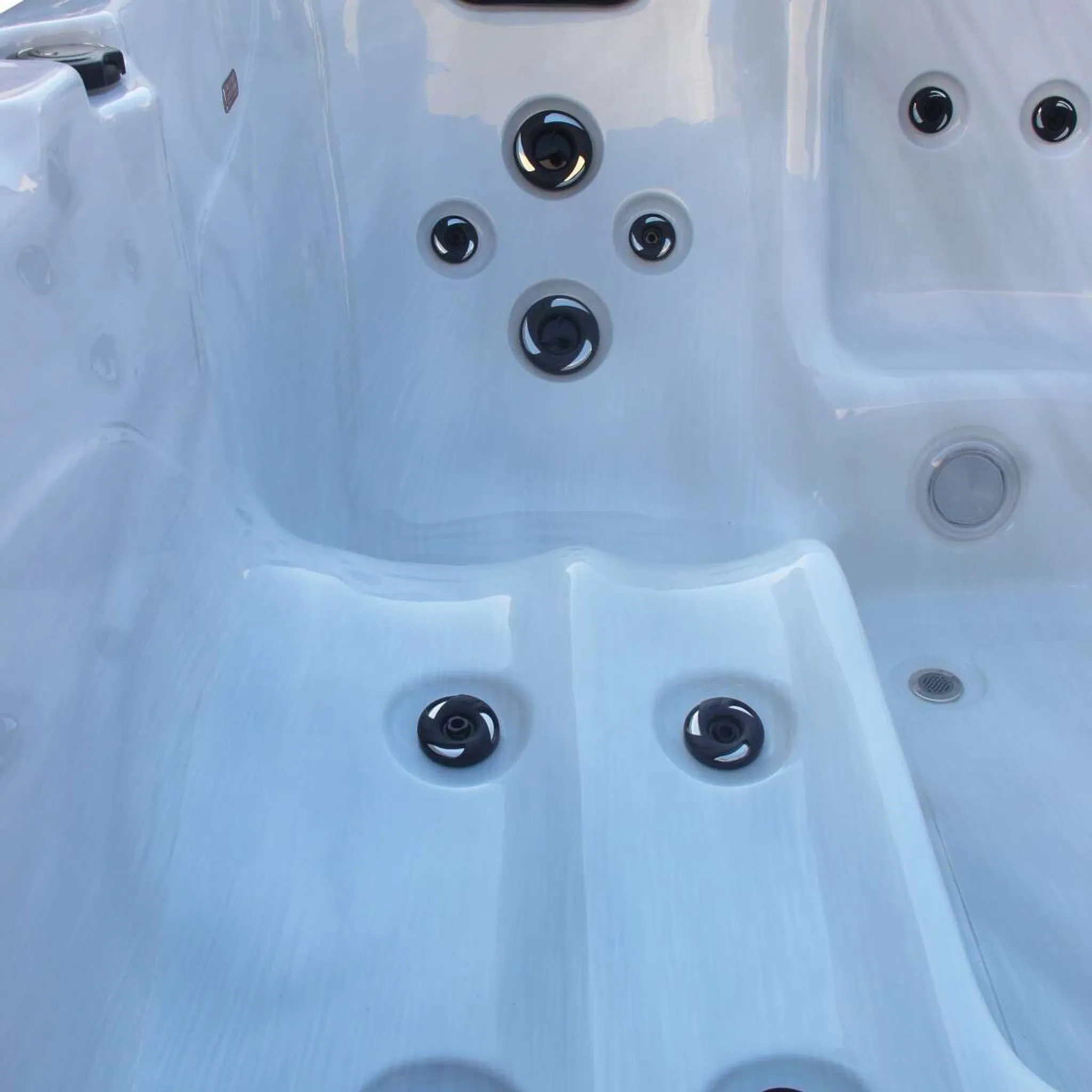 Outdoor Whirlpool Palma Weiß inkl. Abdeckung und Stiege - 190 x 190 x 86cm – Bild 8