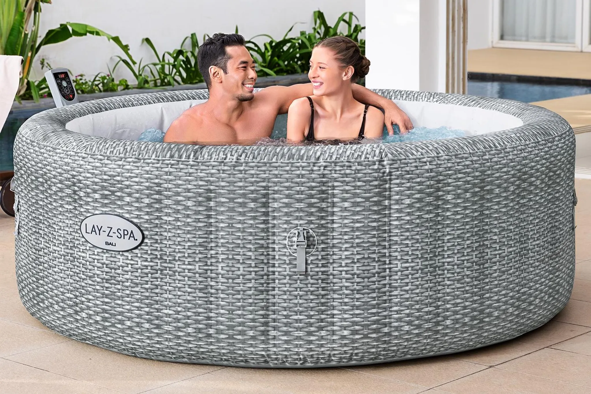 Bestway® LAY-Z-SPA® Energiespar-Whirlpool Bali AirJet™ mit App-Steuerung + integrierter UltraFit™ -Pumpeneinheit, für 6 Personen Ø 196 x 71 cm, Rattan-Optik (Lichtgrau) – Bild 6