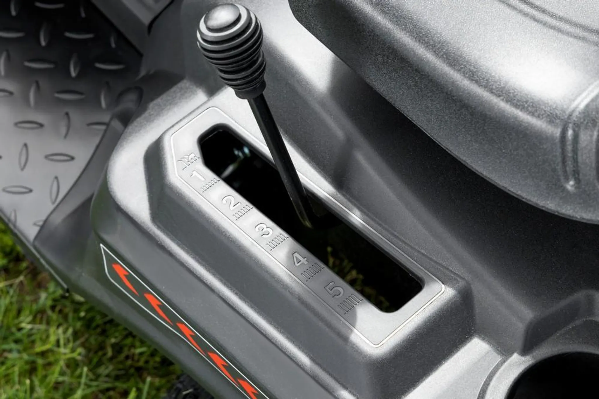 Güde Rasentraktor GAR 685 T Aufsitzrasenmäher Aufsitzmäher Benzin 5,6PS – Bild 5