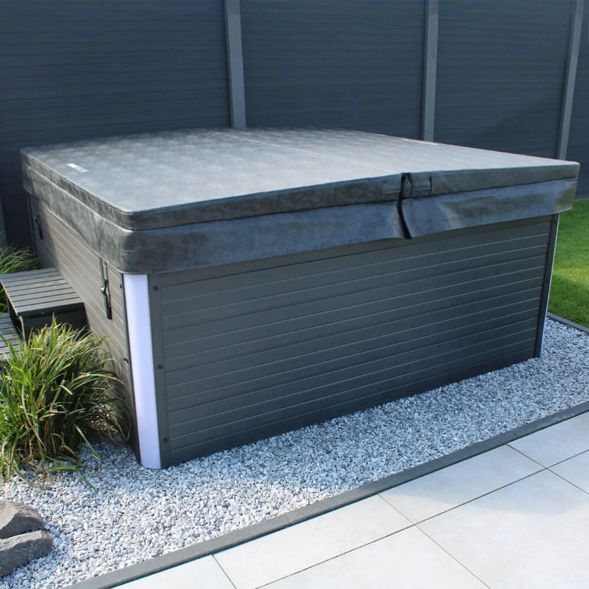 HOME DELUXE - Outdoor Whirlpool - STREAM BIG PLUS Treppe und Thermoabdeckung - Maße: 208 x 208 x 88 cm - Inkl. Heizung, 34 Massagedüsen und 4 äußeren Lichtquellen I Außen Whirlpool Spa für 5 Personen – Bild 4