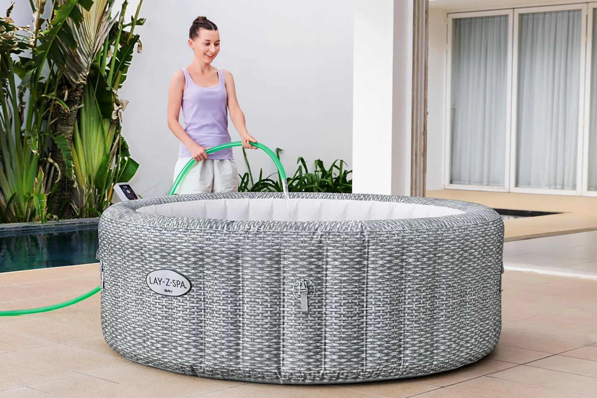 Bestway® LAY-Z-SPA® Energiespar-Whirlpool Bali AirJet™ mit App-Steuerung + integrierter UltraFit™ -Pumpeneinheit, für 6 Personen Ø 196 x 71 cm, Rattan-Optik (Lichtgrau) – Bild 10