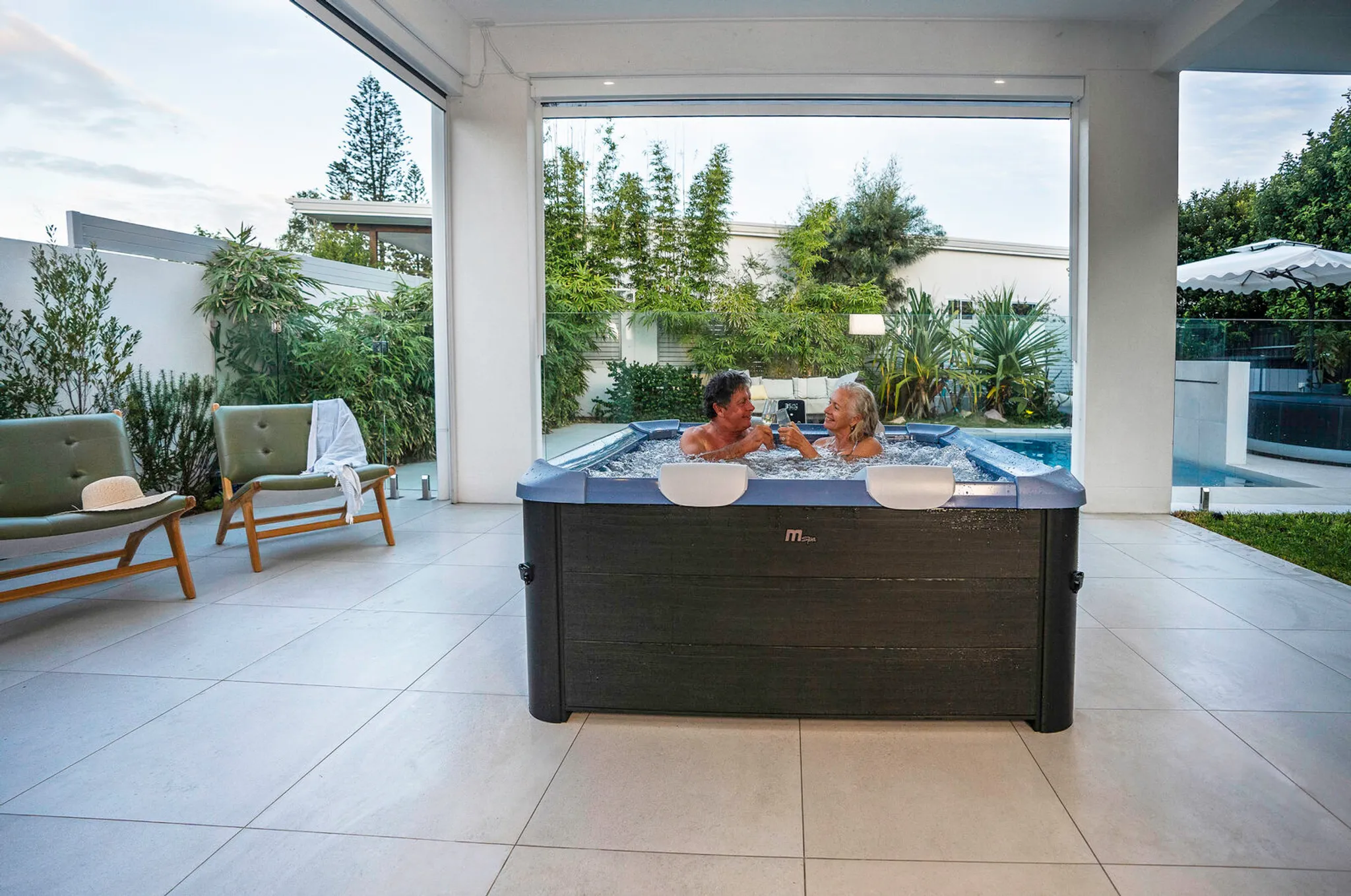 MSpa Whirlpool OSLO Sapphire NEUSTES Modell inkl. LED / WiFi / UVC / 120 Luftdüsen / 8 Hydromassagedüsen / Outdoor Pool Indoor Pool / 160x160x65 cm – Bild 6