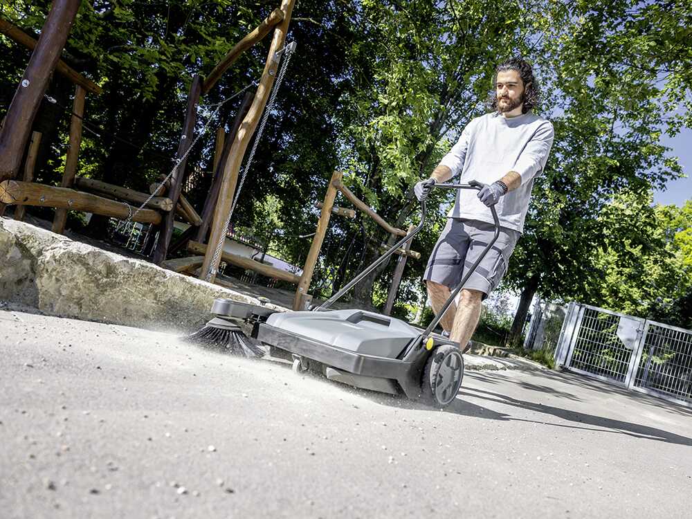 Kärcher KM 70/15 C Classic – Handkehrmaschine mit Auffangbehälter – Bild 3